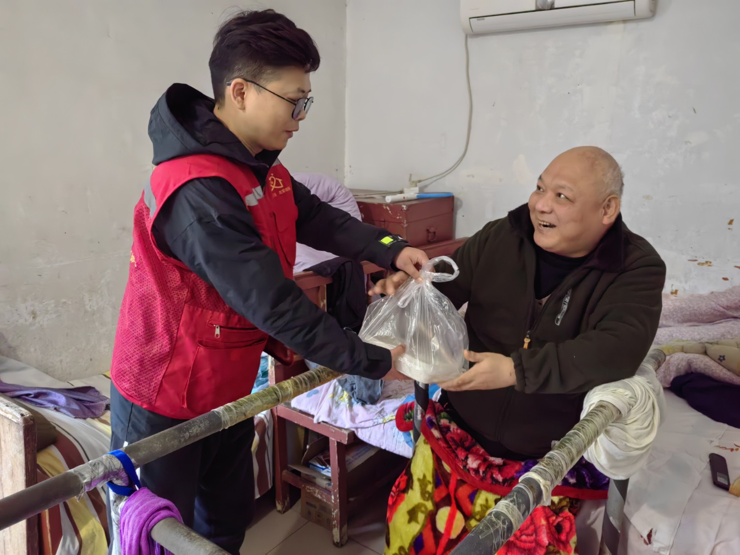 一八二队志愿者送温暖到困难居民家中.jpg